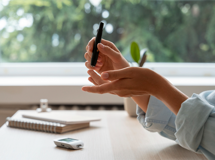 Un camino soleado en un bosque, simbolizando el viaje hacia el bienestar.